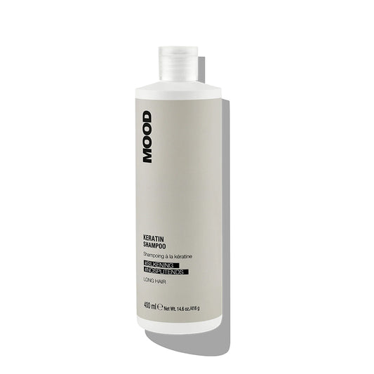 Shampoo alla cheratina dalla bottiglia bianca con etichetta grigia, e tappo a vite bianco.